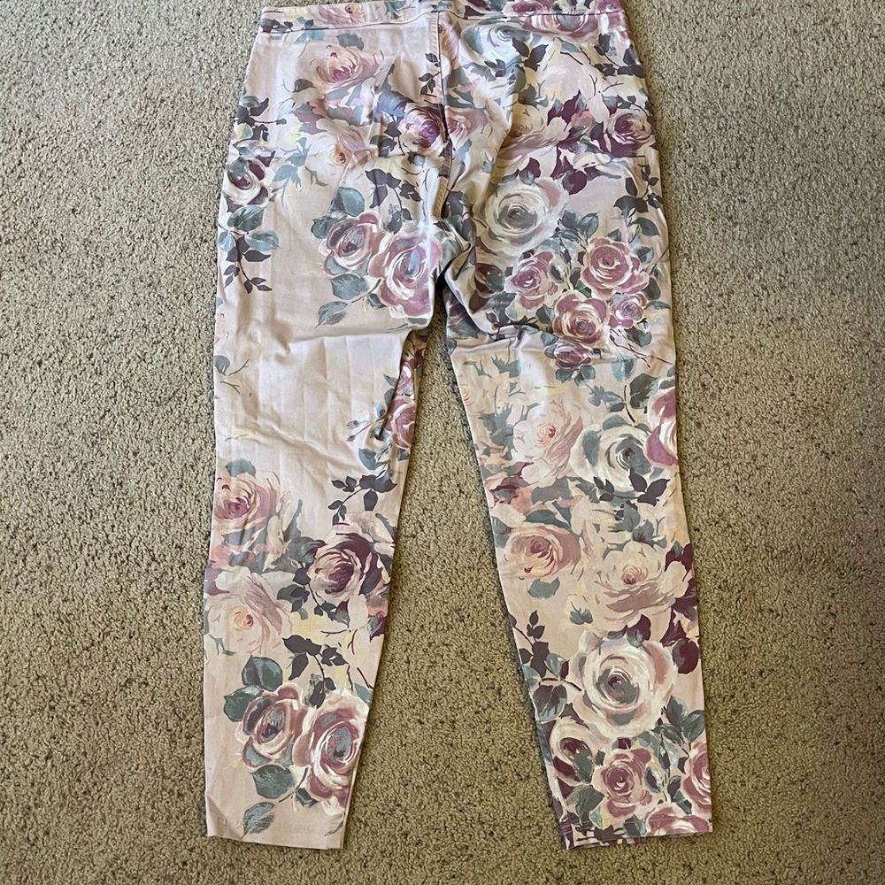 HUE Floral Skinny Leg Pull on pants!  Size XL - Picture 6 of 9
